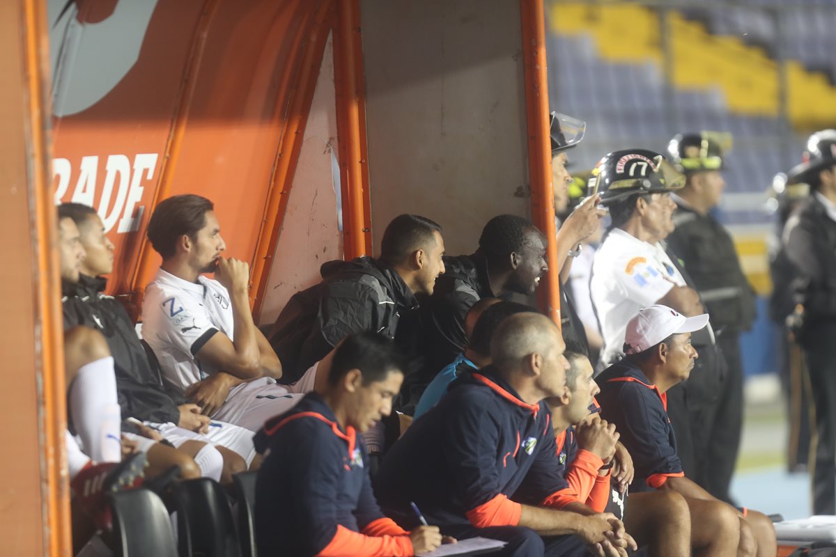 Los costarricenses Néstor Monge, Diego Estrada y Éric Scott, que según el técnico González no entran en sus planes, pasaron en la banca los últimos partidos de Comunicaciones. (Foto Prensa Libre: Edwin Fajardo)