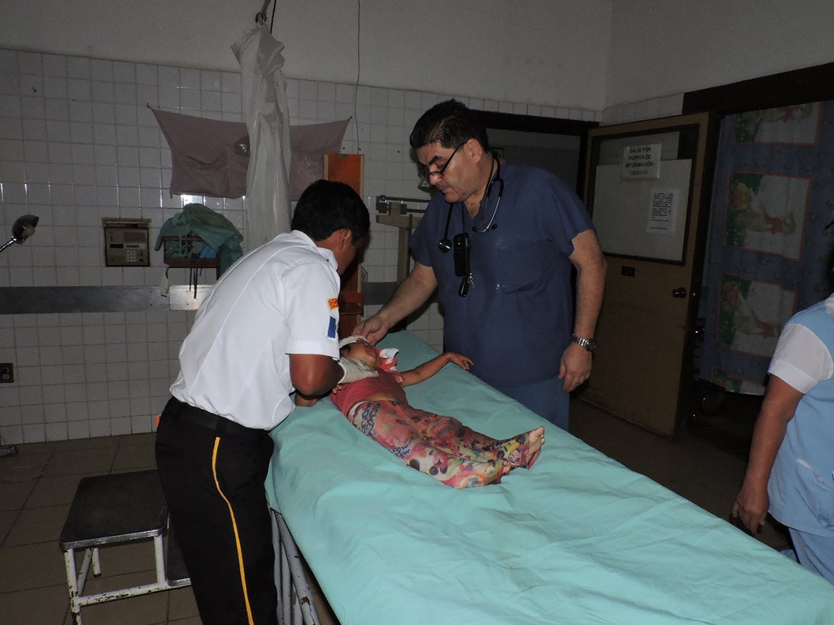 Bomberos Voluntarios trasladaron en estado delicado a la menor al Hospital Nacional de Chimaltenango. (Foto Prensa Libre: Víctor Chamalé)