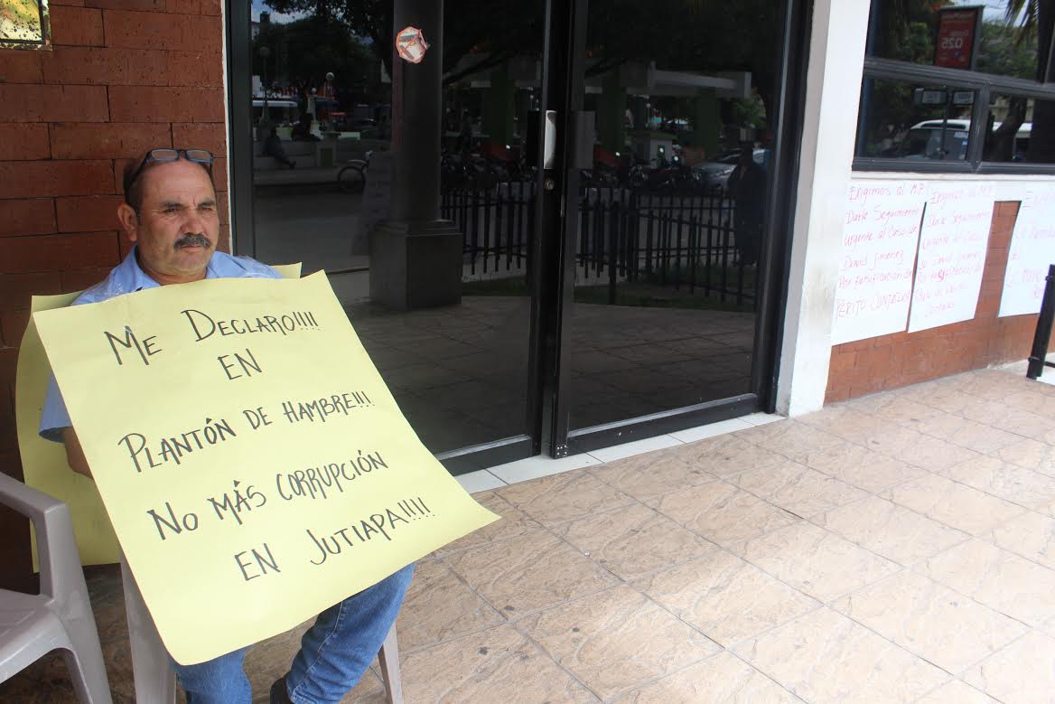 Salvador Cordero, empleado del Área de Salud de Jutiapa, empezó una huelga de hambre. (Foto Prensa Libre: Óscar González)