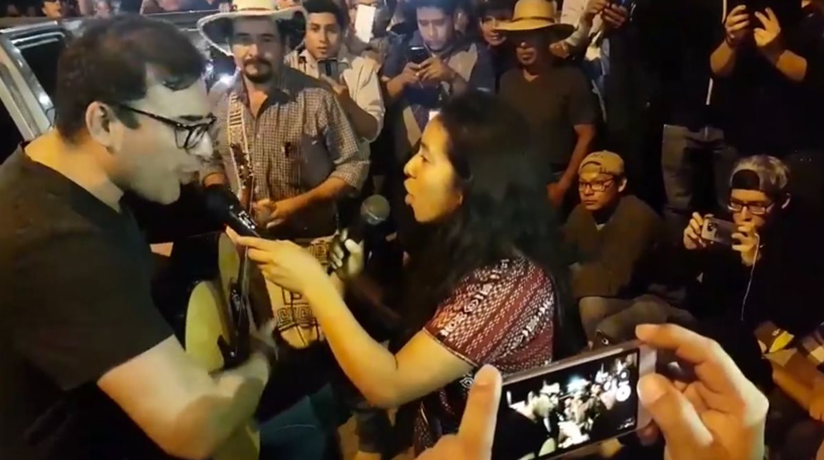 Francisco Páez, vocalista de Malacates, y Sara Curruchich cantan en protesta contra los diputados. (Foto Prensa Libre: Facebook Giovany Ujpán)