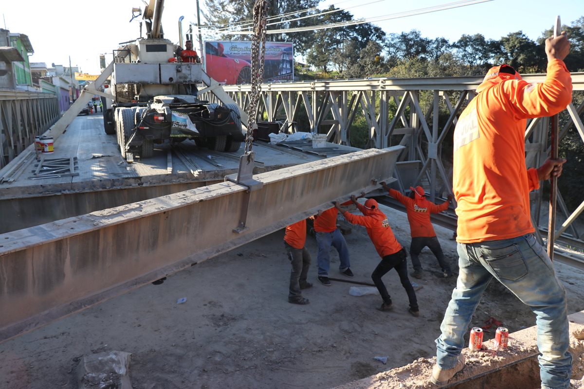La estructura del puente Bailey es desmontada para ser trasladad a Guatemala mientras inician los trabajos de colocación de la cinta asfáltica en el Km 165.5, Santa Cruz del Quiché. (Foto Prensa Libre: Yésica Tol).