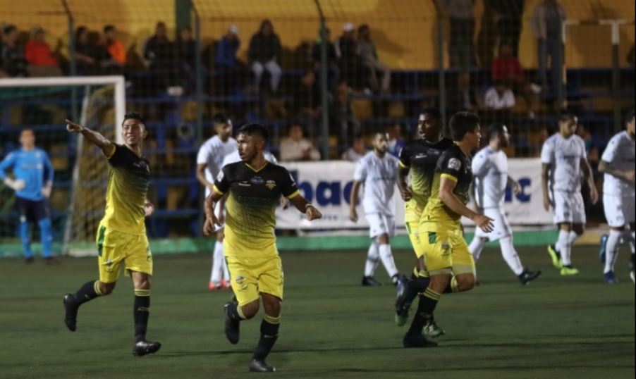 Otto Tatuaca festaja la anotación del empate de Petapa contra Comunicaciones. (Foto Prensa Libre: Edwin Fajardo).