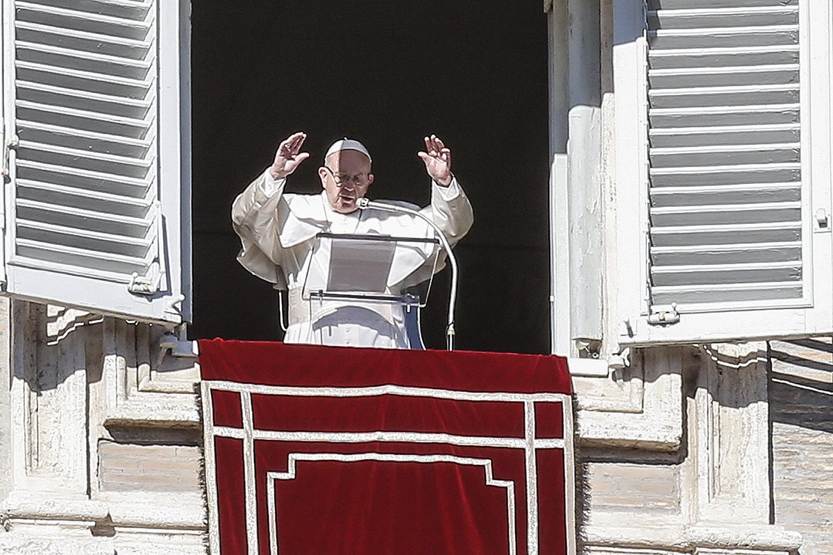 El papa llama a no dividirse, “extender la mirada materna” y a involucrarse en política