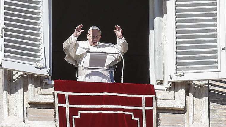 El papa Francisco celebró la oración del Angelus en El Vaticano durante el 52 Día de la Paz. (Foto Prensa Libre: EFE)
