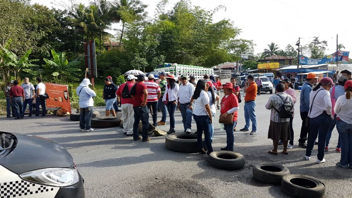 Salubristas protestan en el kilómetro 244 en Morales, Izabal. (Foto Prensa Libre: Dony Stewart)