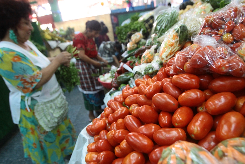 El precio del tomate en el mercado local registró un incremento en noviembre, que se reflejó en el IPC. (Foto Prensa Libre: Hemeroteca PL) 