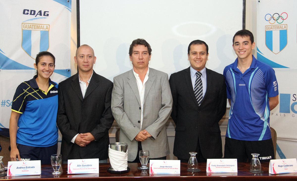 Andrea Estrada, Alin Sanabria, Jorge Herrera, Fredy Almendáriz y Hugo Calderano en la presentación de la Copa. (Foto Prensa Libre: Cortesía CDAG)