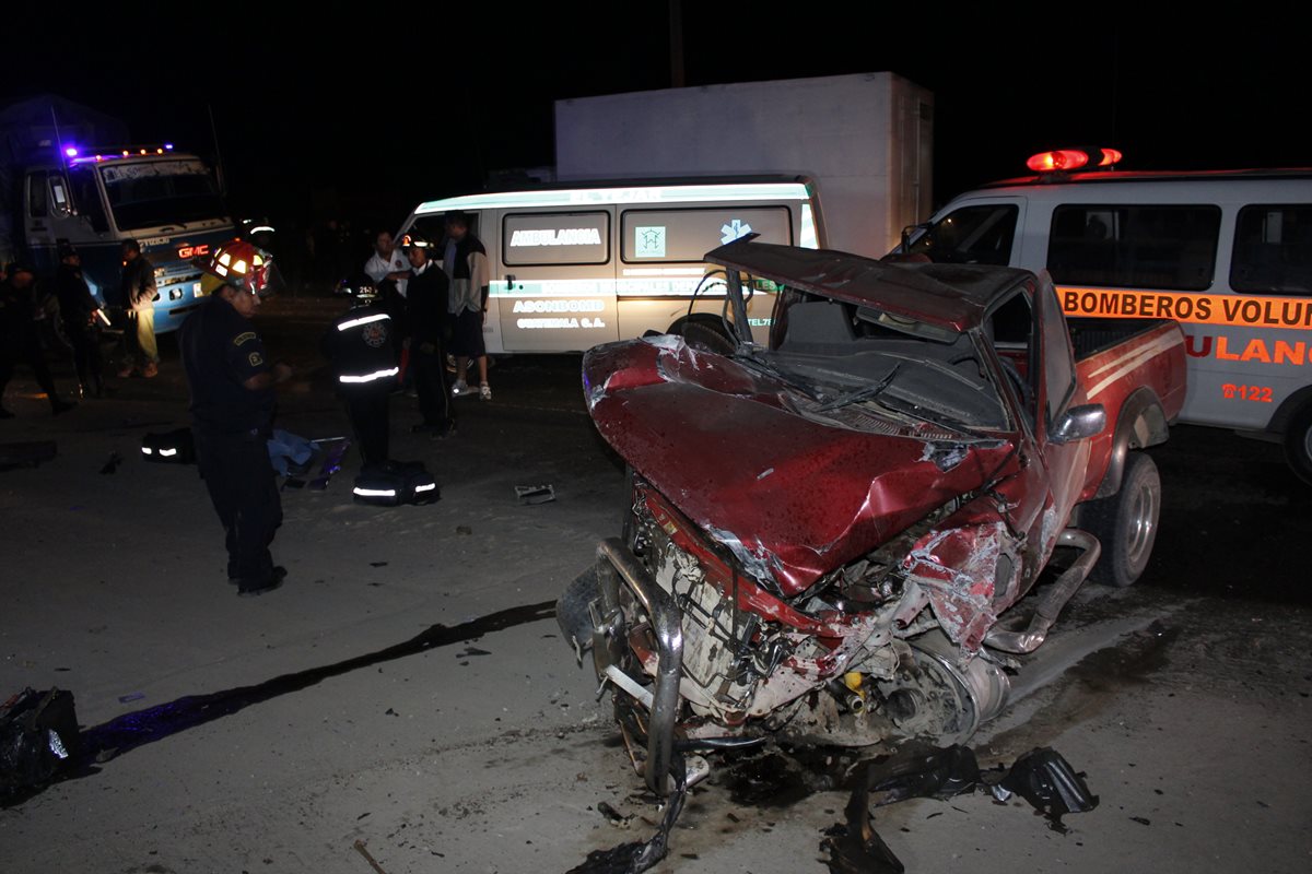Picop involucrado en accidente de tránsito, en El Tejar, Chimaltenango, queda destruido. (Foto Prensa Libre: Víctor Chamalé)