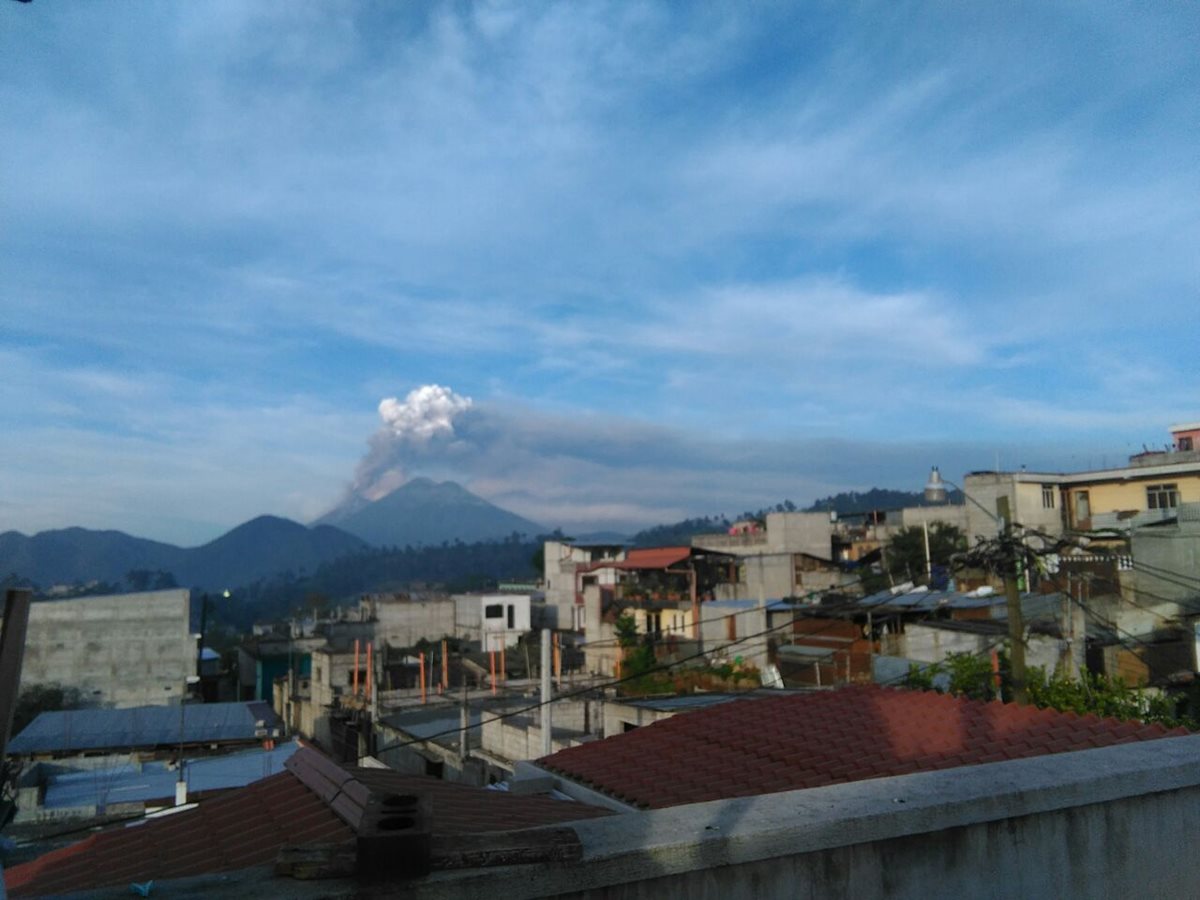 Volcán de Fuego continúa en erupción, luego de 24 horas de actividad. (Foto Prensa Libre: Oscar Felipe)