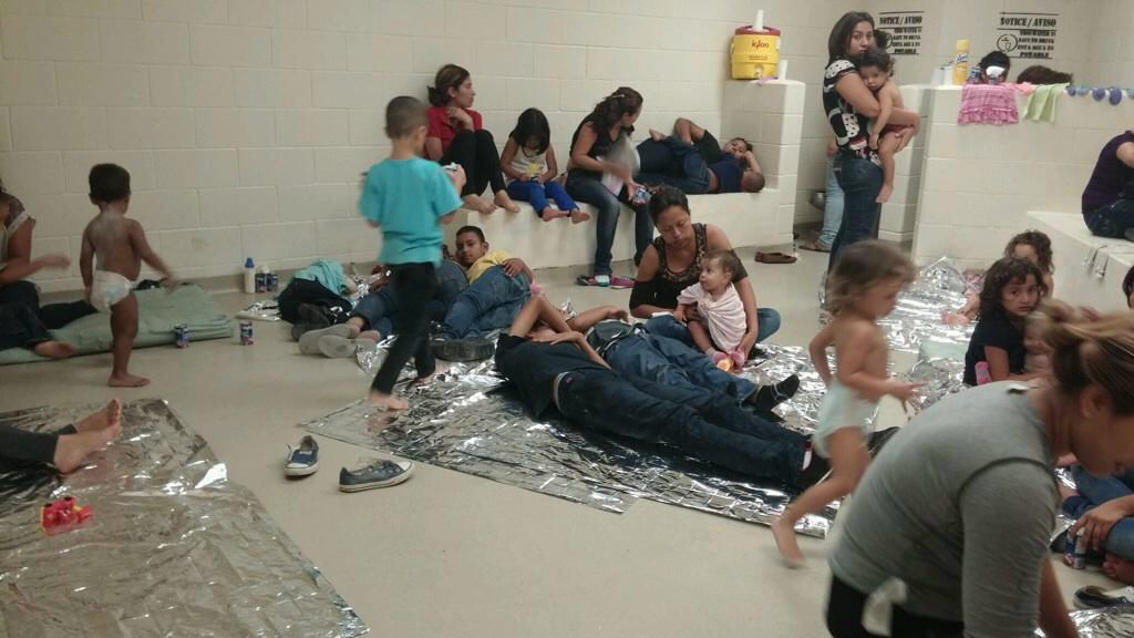 Niños y adultos sufren con las políticas de "tolerancia cero" de Donald Trump. En los centros de detención el trato es inhumano sin importar edad. (Foto Prensa Libre: EFE)