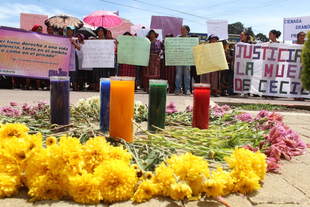 Pobladores de Santa Lucía Utatlán, Sololá, piden justicia contra Osvaldo René Joj, acusado de haber matado a su esposa. (Foto Prensa Libre: Ángel Julajuj).