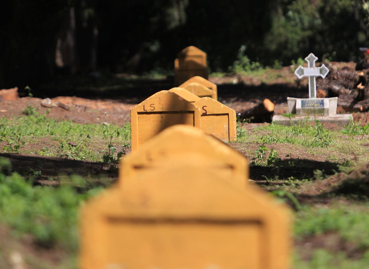 Con una sencilla lápida amarilla identifican el lugar donde están enterrados los cuerpos XX. Foto Prensa Libre: Esbin García.