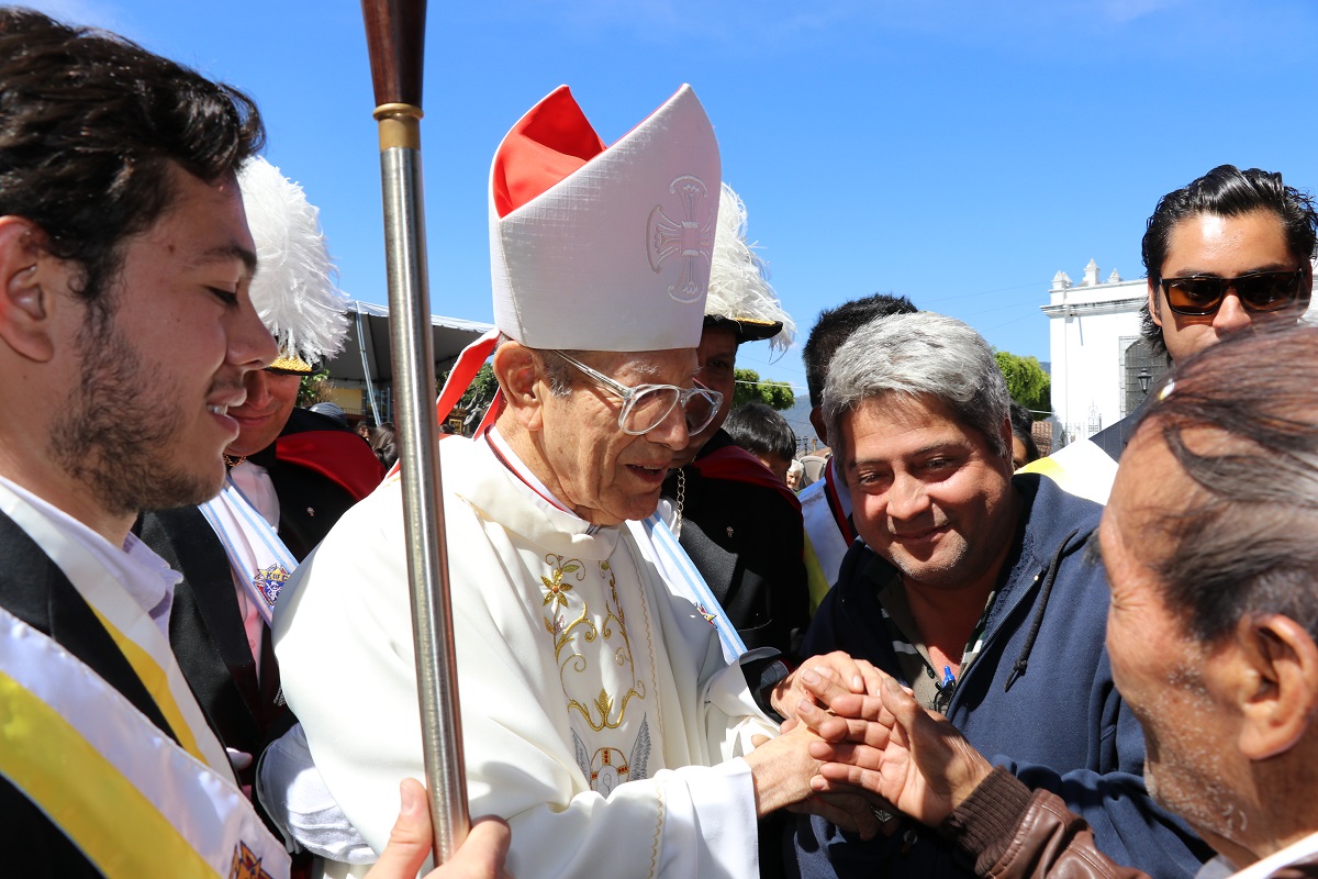 Monseñor Ramiro Pellecer saluda a la feligresía después de la misa. (Foto Prensa Libre: Julio Sicán)