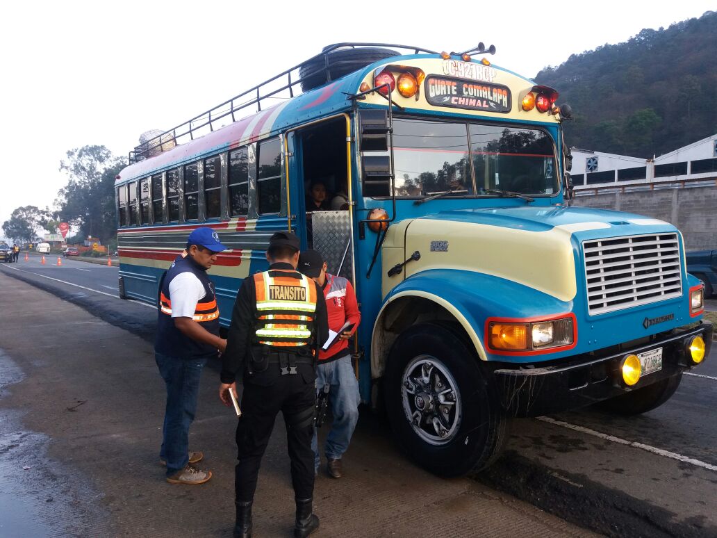 Agentes revisan documentos de un autobús que se dirige de San Juan Comalapa, Chimaltenango a la capital. (Foto Prensa Libre: Renato Melgar)