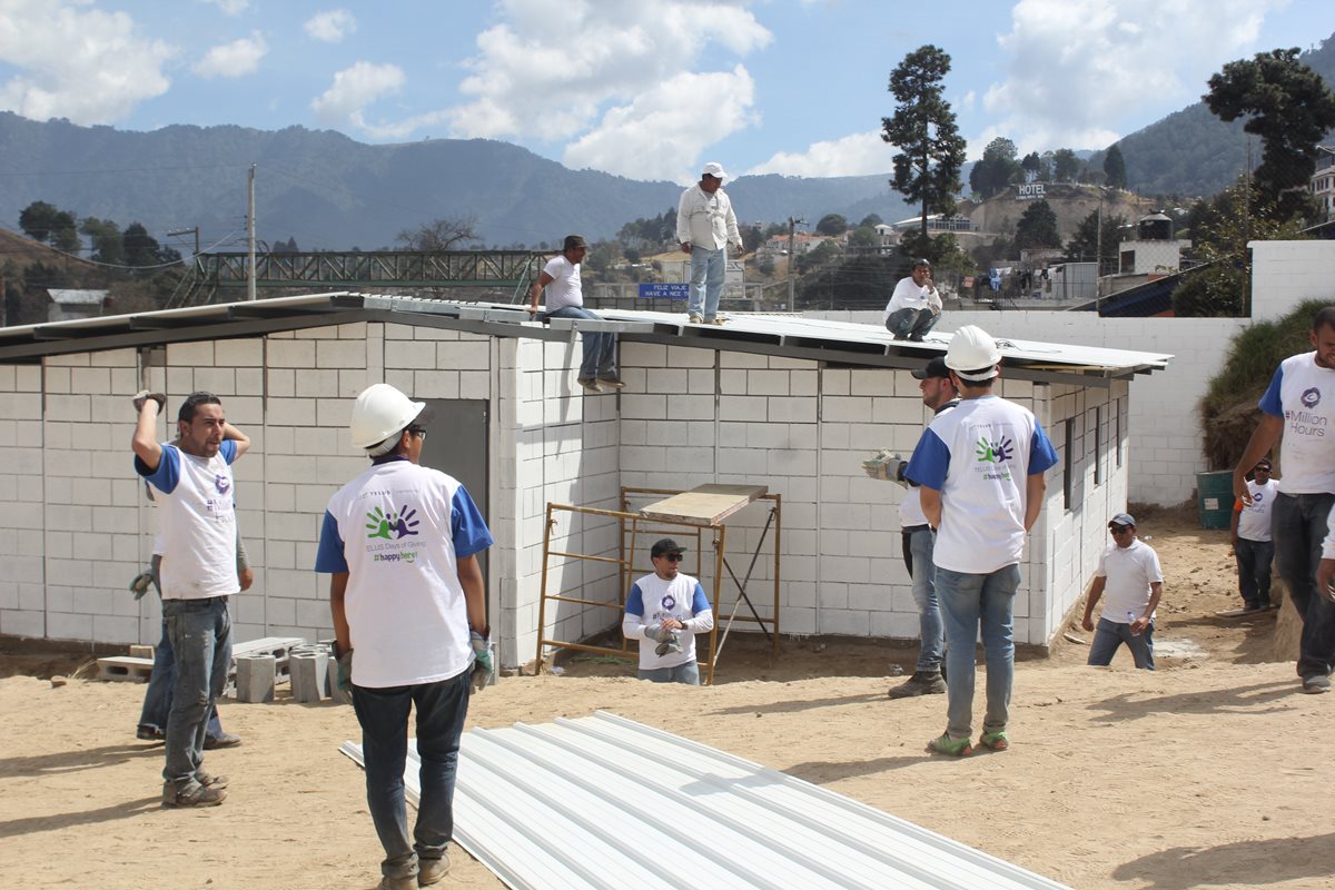 Voluntarios, durante proceso de construcción de centro de Salud, que se concluyó en cinco horas, en la zona 5 de Xela. (Foto Prensa Libre: Fred Rivera)