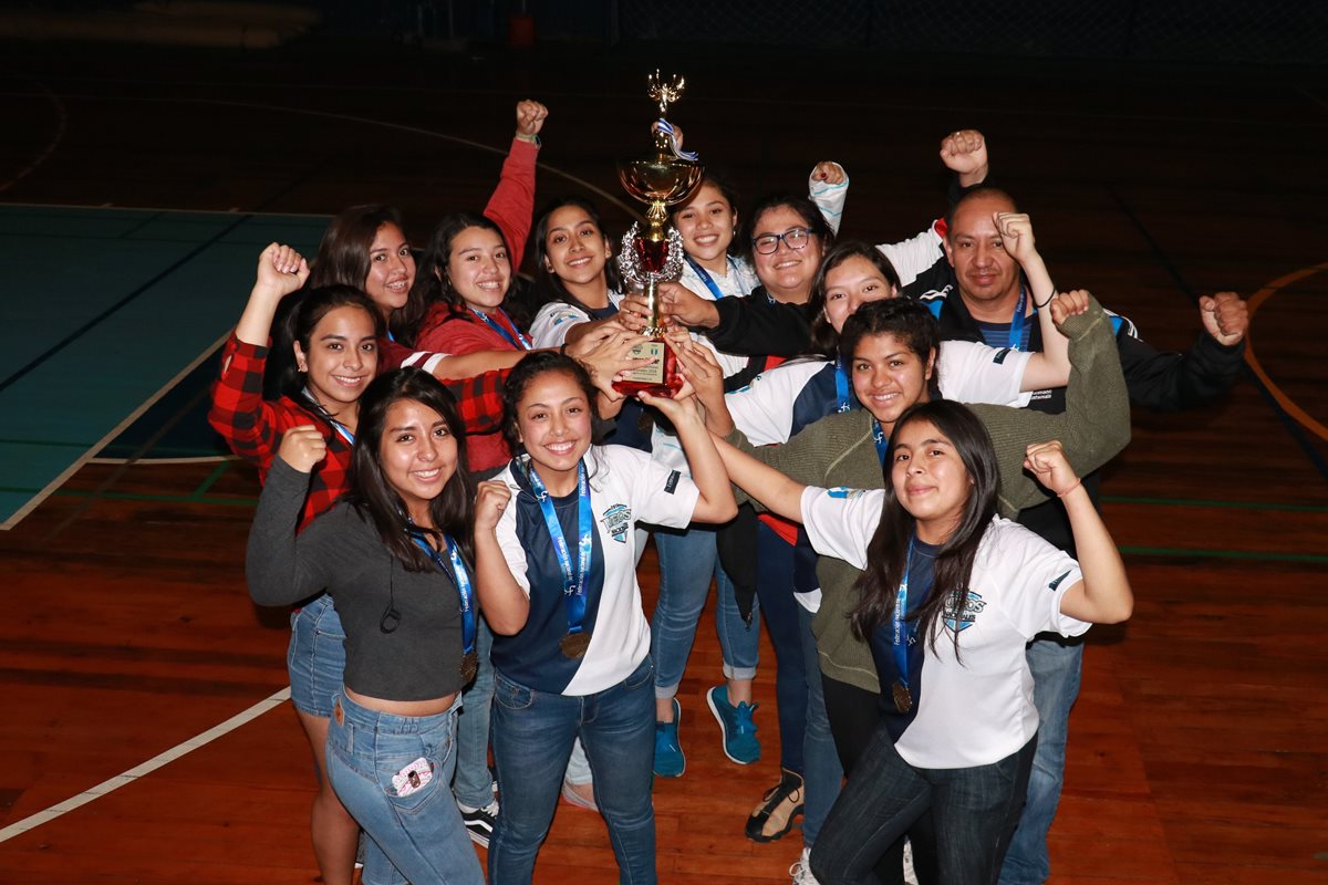 La selección de Quetzaltenango festejó el sexto título consecutivo a su llegada al complejo deportivo. (Foto Prensa Libre: Raúl Juárez)