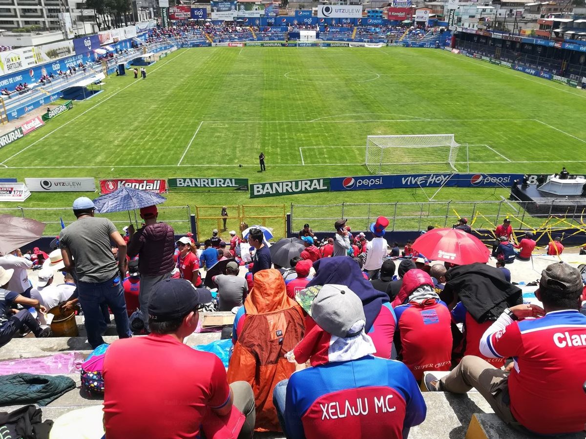 Así luce el estadio Mario Camposeco casi diez horas antes de que comience el partido. (Foto Prensa Libre: Raúl Juárez)