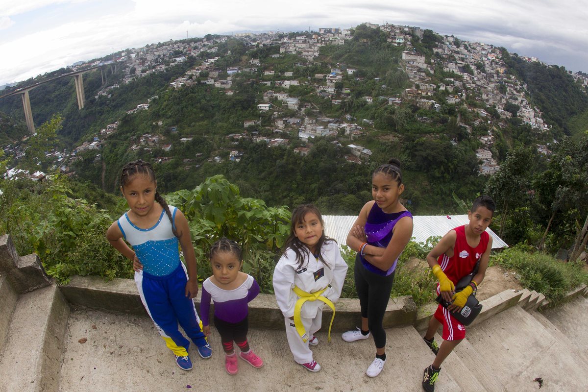 El programa Enlace Entre Barrios integra a niños de áreas de escasos recursos a la vida deportiva. (Foto Prensa Libre: Norvin Mendoza).