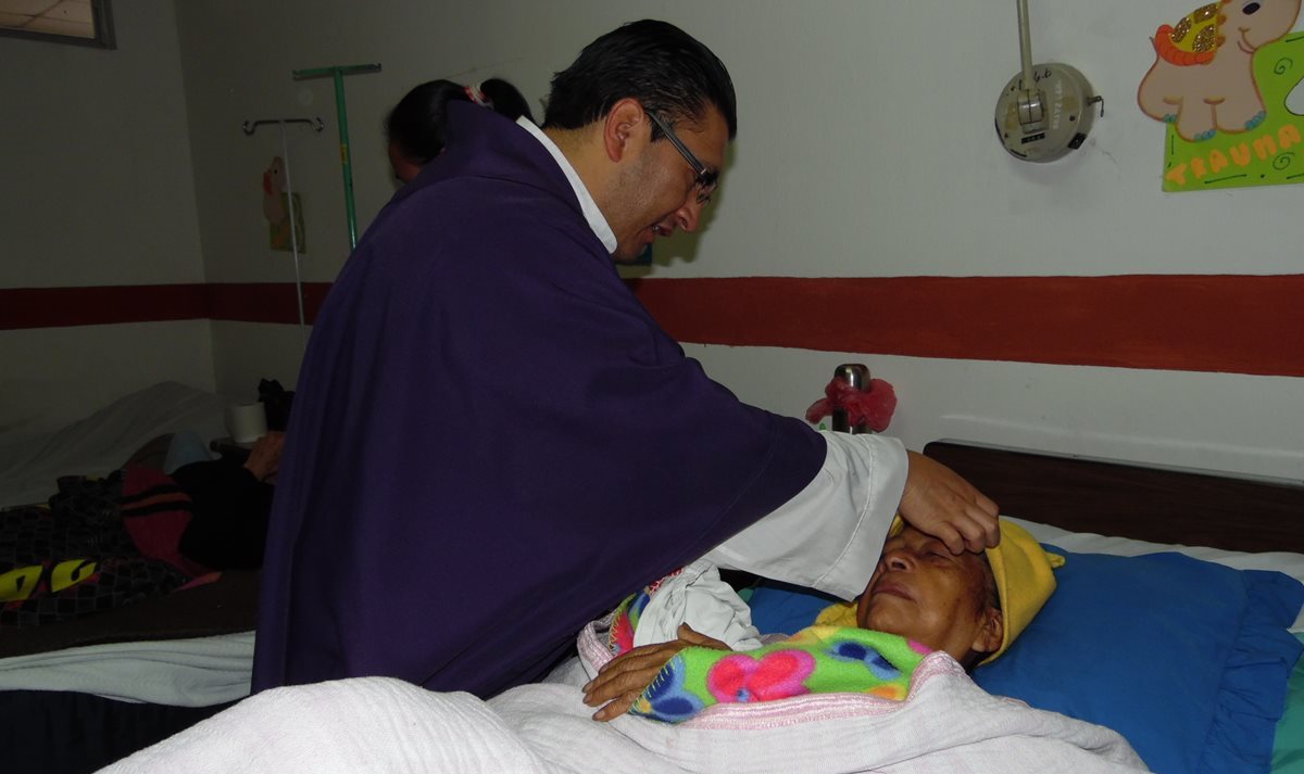 Una paciente del Hospital Nacional de Chimaltenango recibe imposición de la cruz de ceniza. (Foto Prensa Libre: José Rosales)