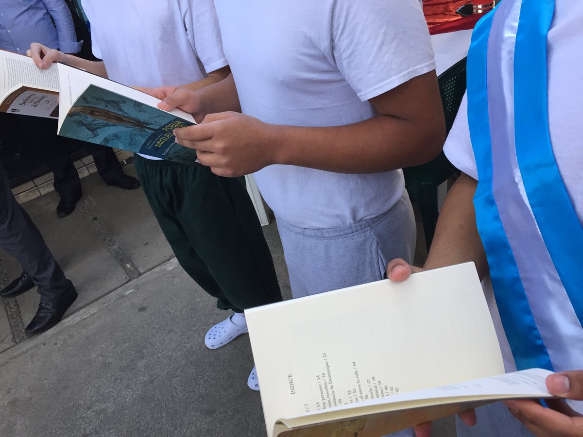 Jóvenes en conflicto con la ley leen los libros que fueron entregados por CREA. (Foto Prensa Libre: Cortesía)