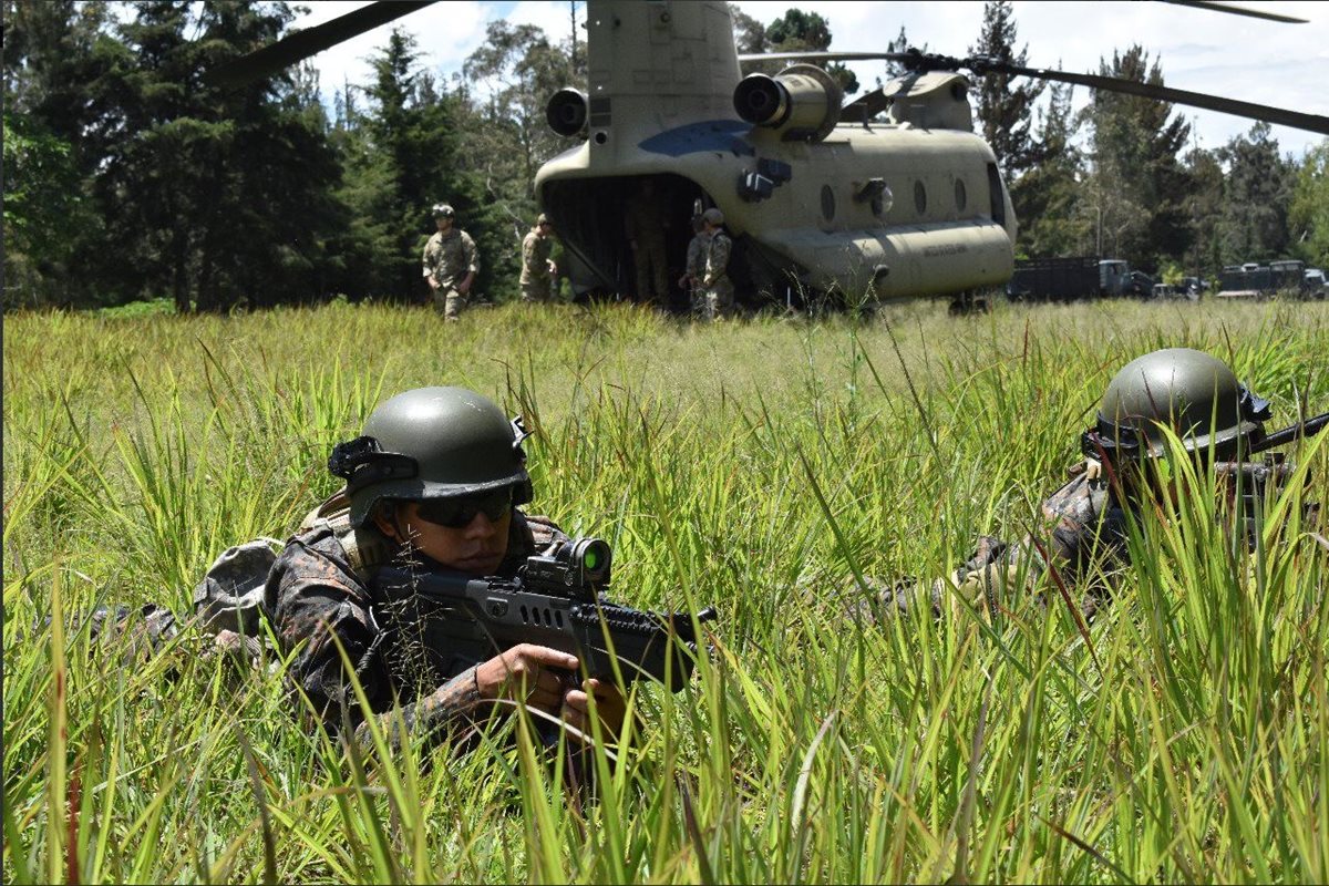 Helicóptero estadounidense Chinook y personal militar durante ejercicios. (Foto: Ejército de Guatemala)