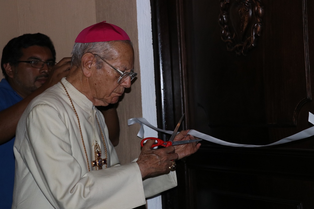 El vicario episcopal Ramiro Pellecer corta la cinta simbólica de inauguración del museo que lleva su nombre, en San Felipe de Jesús, Antigua Guatemala. (Foto Prensa Libre: Julio Sicán)