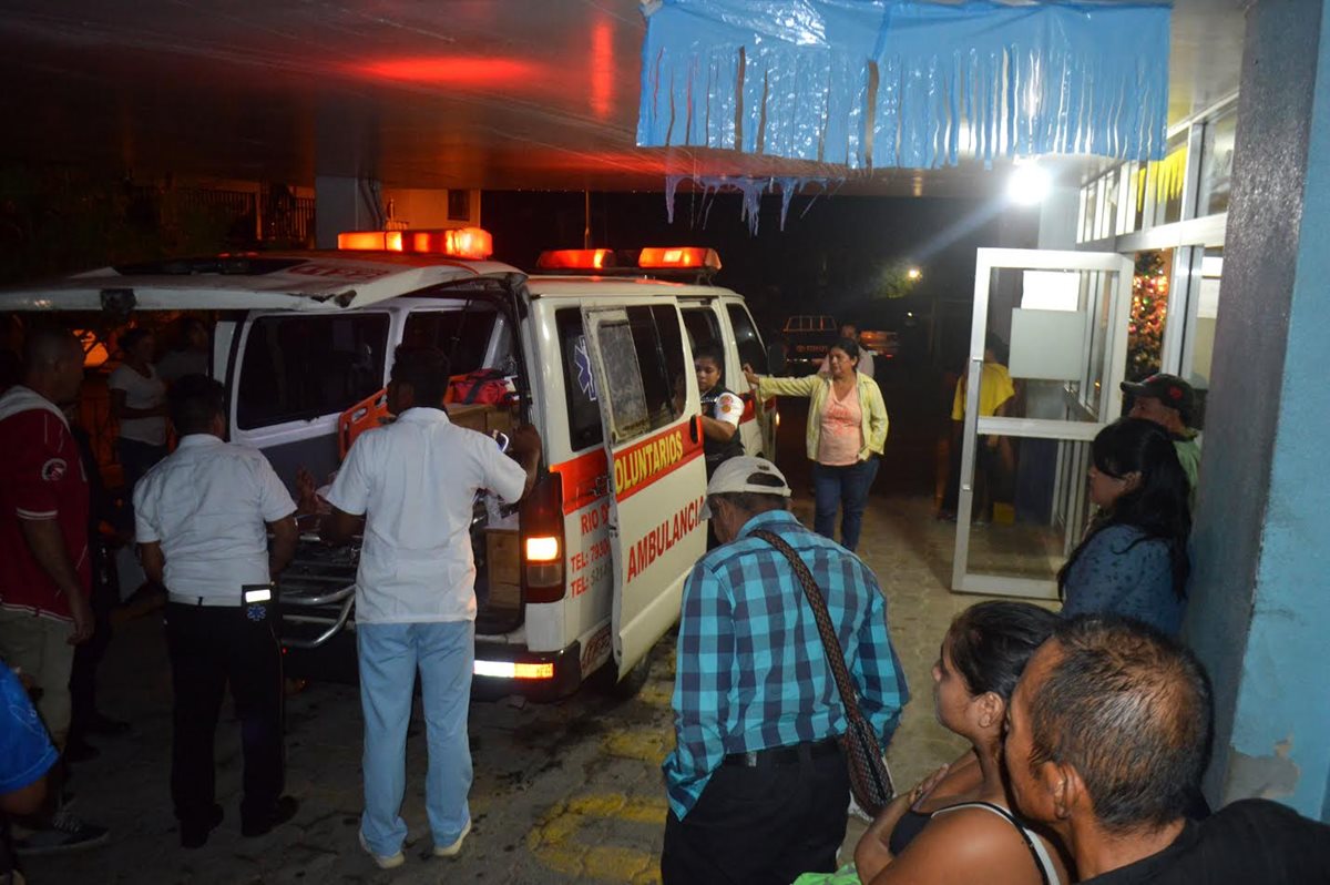 Socorristas trasladan a hombres heridos en Lívignston, Izabal. (Foto Prensa Libre: Dony Stewart)