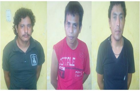 Los tres pilotos que fueron capturados en un puesto de control, en Mazatenango, Suchitepéquez. (Foto Prensa Libre: Cristian Icó)