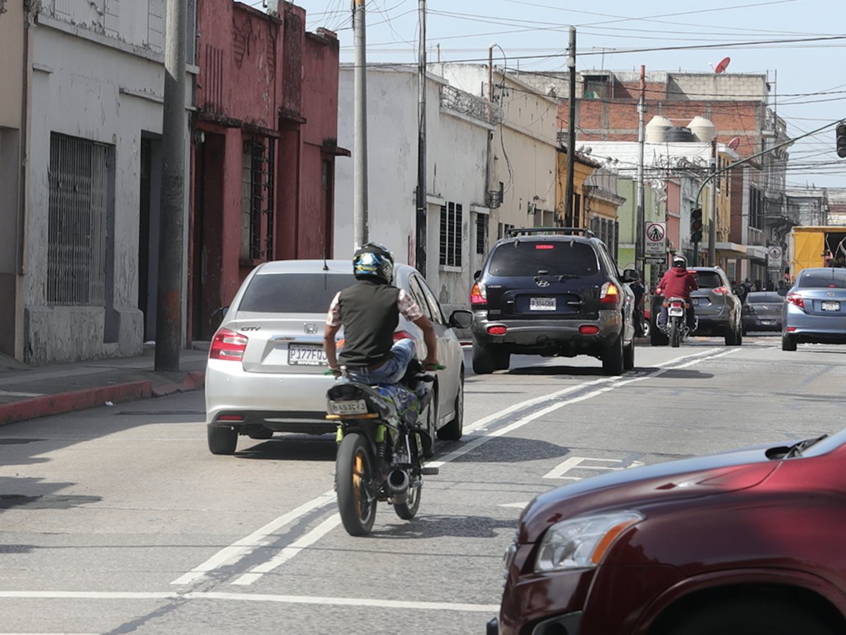Un motociclista efectúa una maniobra peligrosa al transitar en un motocicleta en la zona 1. (Foto Prensa Libre: Estuardo Paredes)