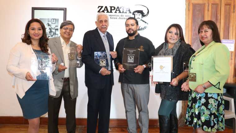 Los representantes de las empresas quetzaltecas presentan la plaqueta que recibieron por los estándares de calidad en el servicio. (Foto Prensa Libre: Raúl Juárez)