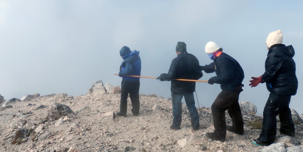 Un grupo de personas no videntes escalaron el volcán Tajumulco. (Foto Prensa Libre: Christian Rodríguez)