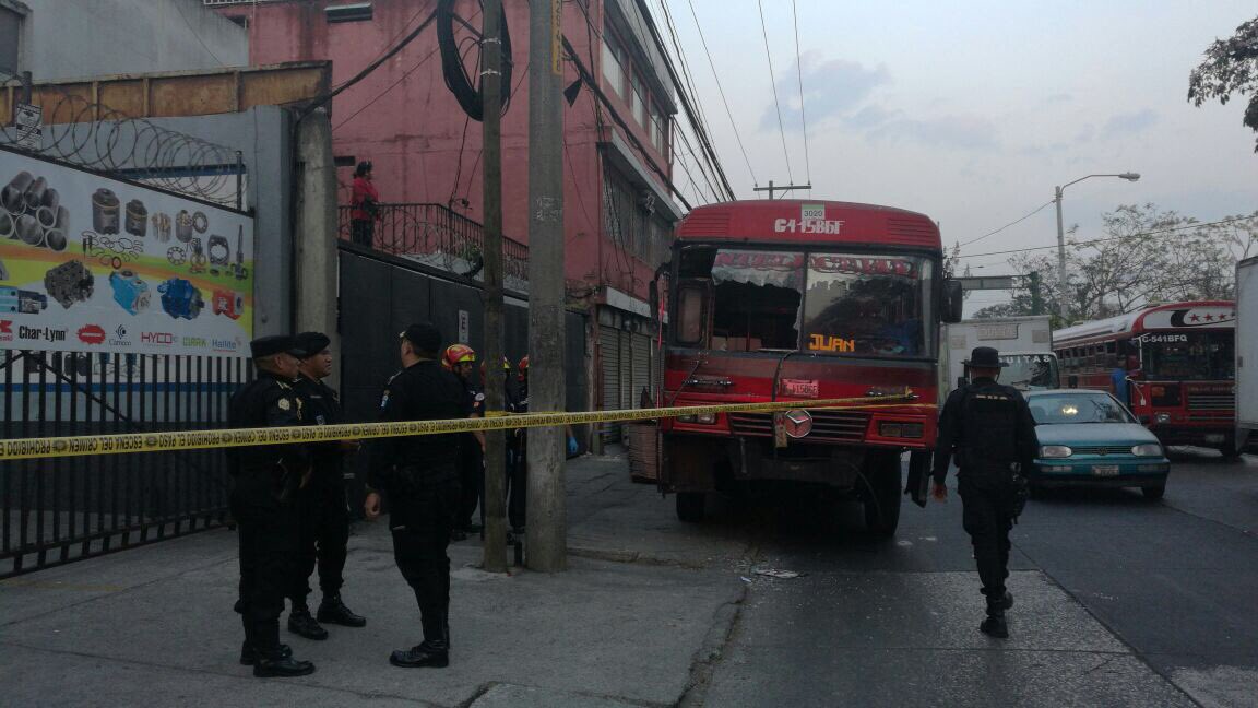Bus ruta 25 que conducía el piloto asesinado en la zona 9 capitalina. Foto Prensa Libre: Guatevisión