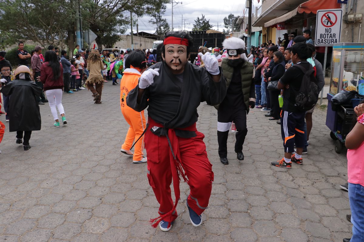 Los integrantes del baile de disfraces 24 de Diciembre recorrieron las calles de San Miguel Morazán, El Tejar, al ritmo de la Marimba. (Foto Prensa Libre: Cortesía de Víctor Chamalé)