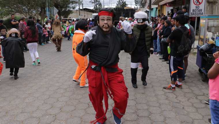 Los integrantes del baile de disfraces 24 de Diciembre recorrieron las calles de San Miguel Morazán, El Tejar, al ritmo de la Marimba. (Foto Prensa Libre: Cortesía de Víctor Chamalé)