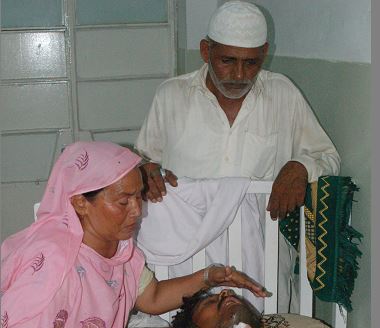 Los padres de Alí lo visitan en hospital. (Foto Prensa Libre: AFP)