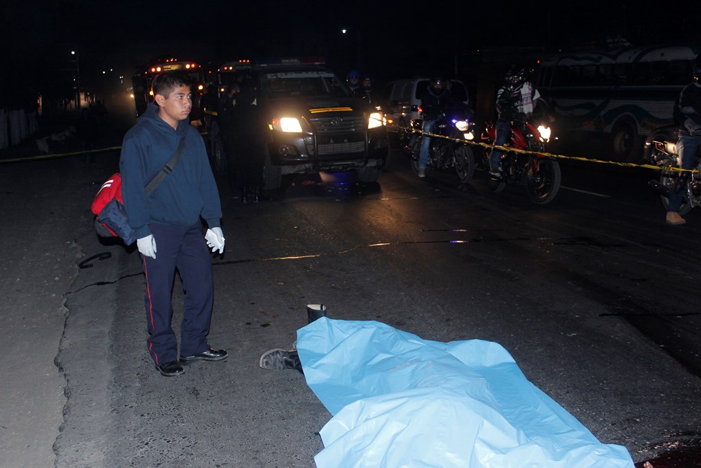 Cuerpo de hombre arrollado por un vehículo yace en la carretera, en la cabecera de Chimaltenango. (Foto Prensa Libre: Víctor Chamalé)