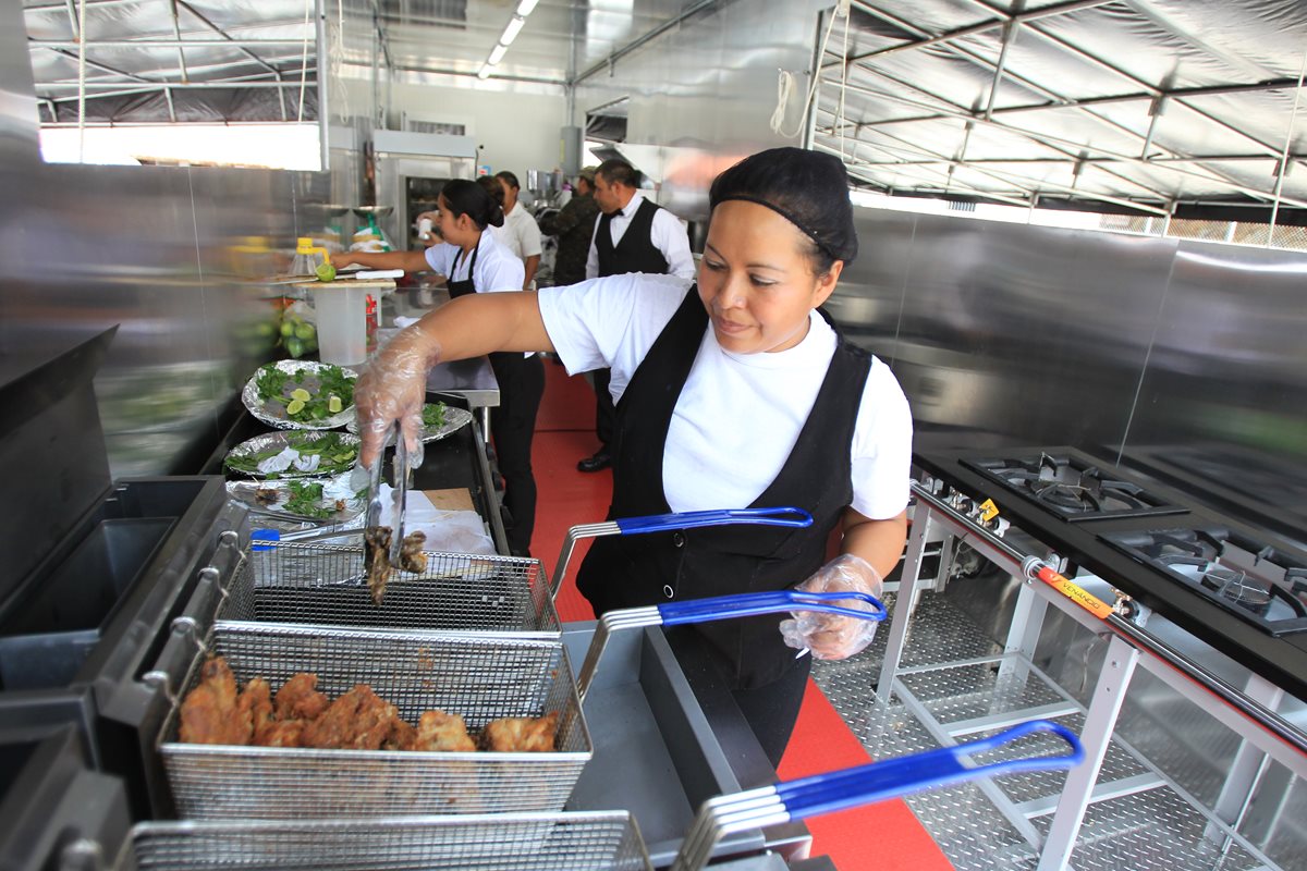 La cocina móvil es presentada en las instalaciones del Servicio de Material de Guerra del Ejército. (Foto Prensa Libre: Esbin García)
