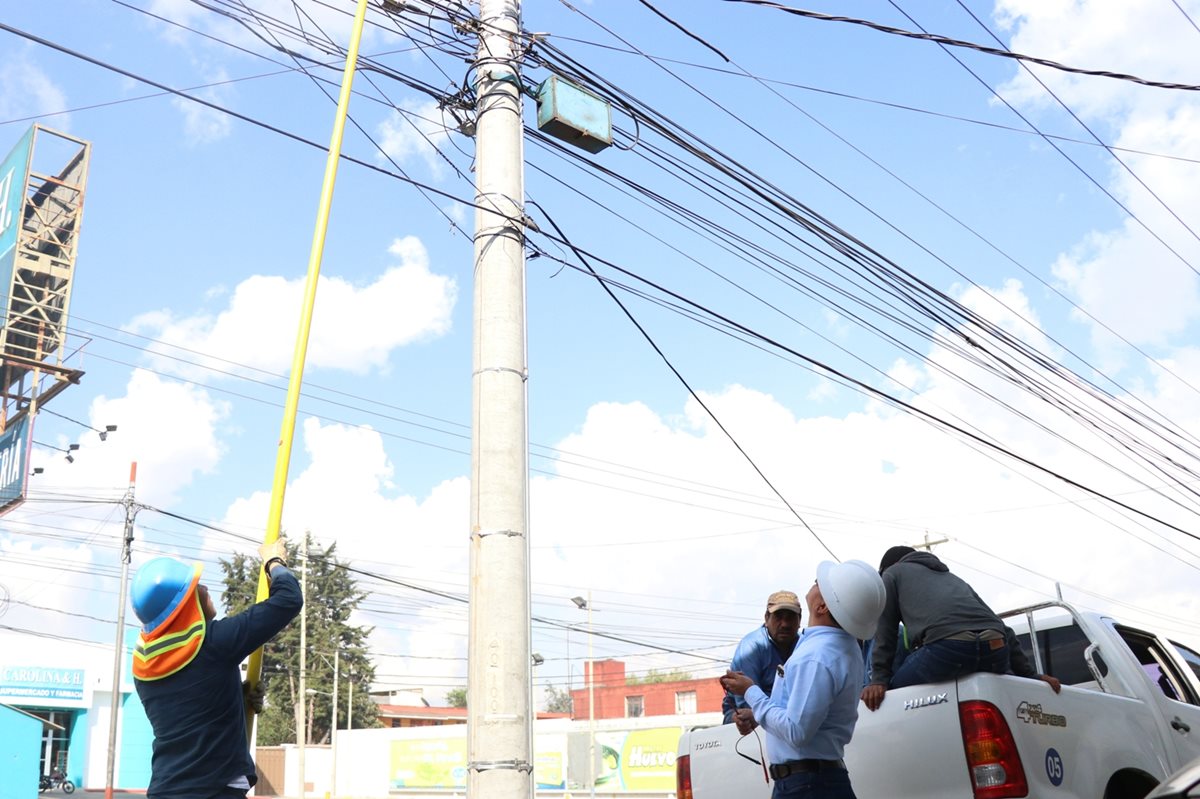 Según la Empresa Eléctrica Municipal de Quetzaltenango, sigue el hurto de energía (Foto Prensa Libre: María José Longo)