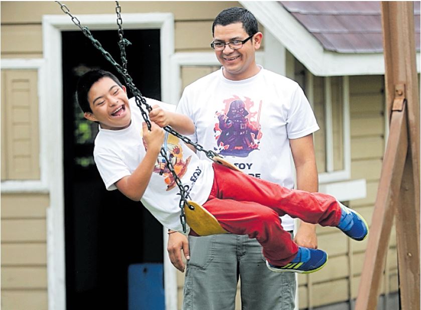 Estuardo del Águila juega con su hijo Adrián, en el colegio Las Margaritas. (Foto Prensa Libre: Erick Ávila)