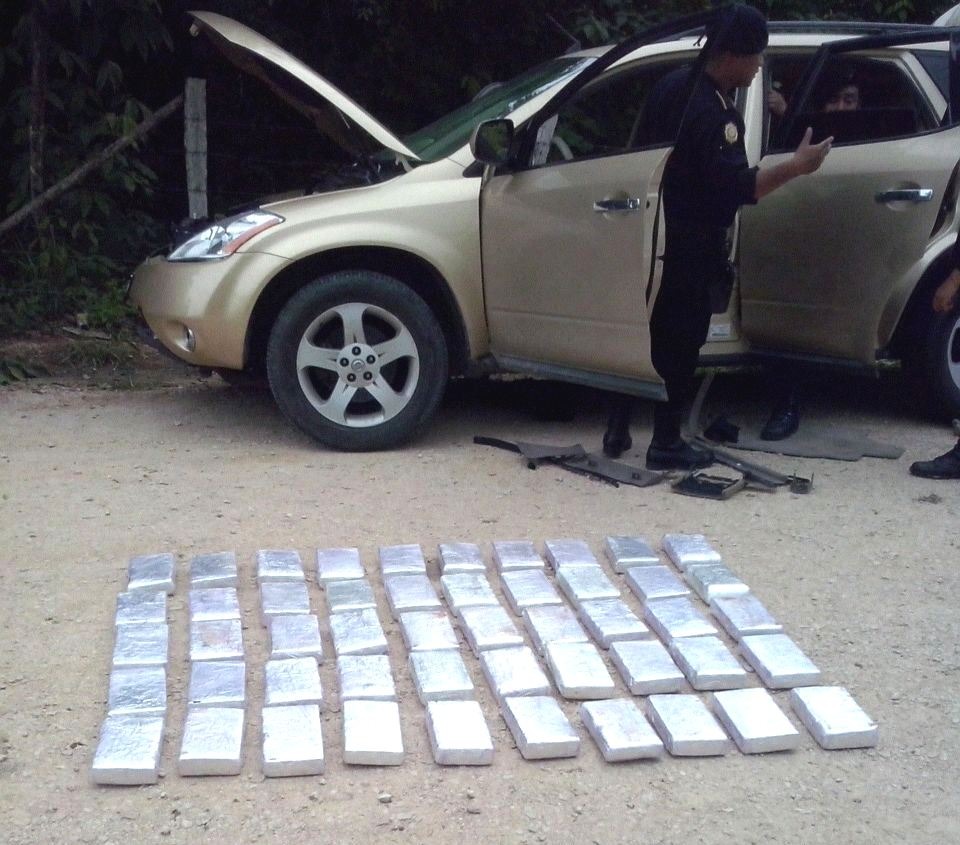 Paquetes localizados en vehículo son examinados por la PNC en La Libertad, Petén. (Foto Prensa Libre: PNC)