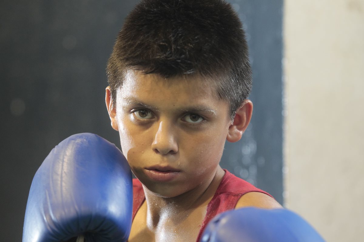 Diego Guardado posa con los guantes, después de una jornada de entrenamiento. El pequeño boxeador es uno de los prospectos en este deporte, que puede llegar a alcanzar el éxito. (Foto Prensa Libre: Carlos Hernández)
