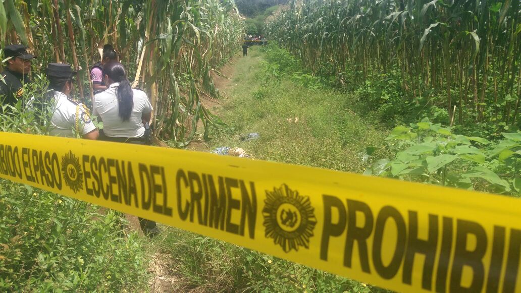 Agentes policiales acordonan el área donde fueron localizados dos cadáveres, en la zona 4 de la cabecera de Chimaltenango. (Foto Prensa Libre. Víctor Chamalé)