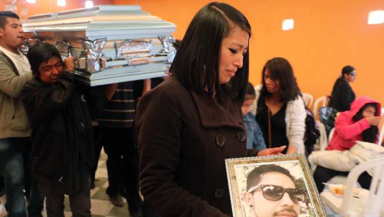 Familiares y amigos le dan el último adiós al piloto Eduardo Alejandro Barrios Coyoy, de 30 años, quien dejó a cuatro menores en la orfandad. (Foto Prensa Libre: Carlos Ventura)