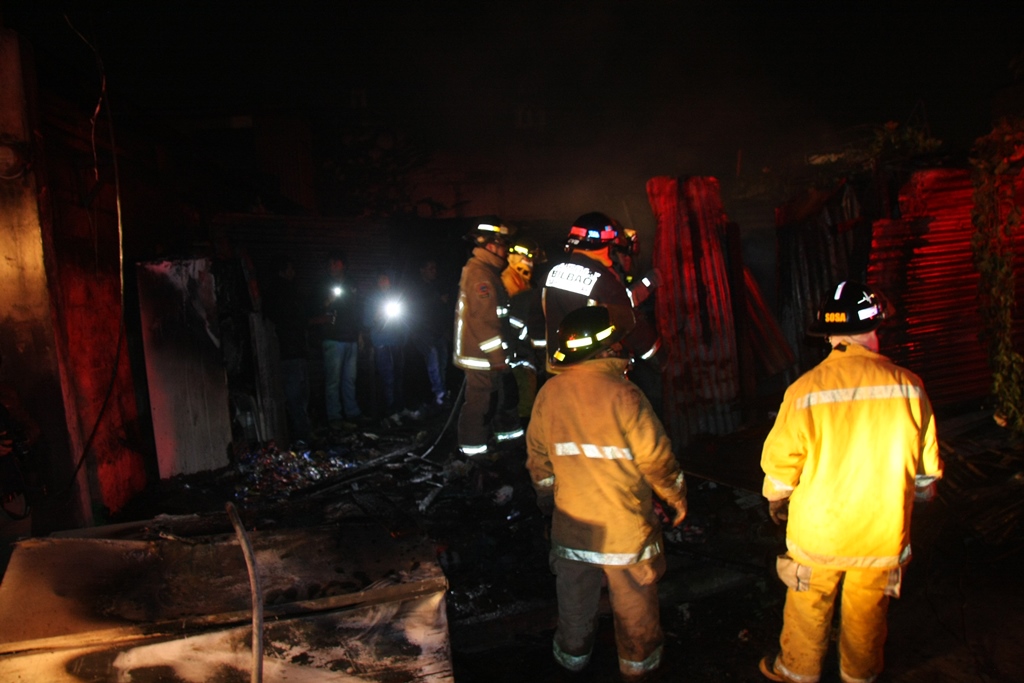 Bomberos trabajan en el parea donde el fuego destruyó una vivienda en Jocotenango., Sacatepéquez. (Foto Prensa Libre: Renato Melgar).
