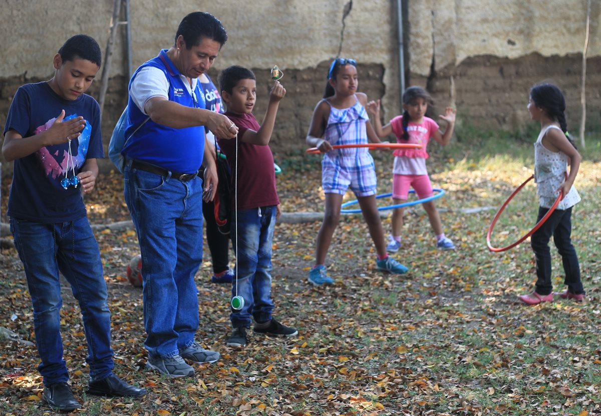 Niños y adultos disfrutan de algunos de los juegos tradicionales que en la actualidad ya casi no se preactican. (Foto Prensa Libre: Esbin García)