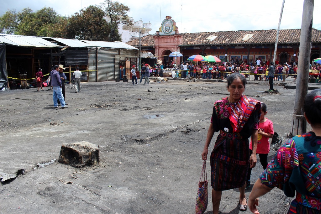 Vecinos observan el lugar donde se ubicaban las ventas que fueron destruidas por el fuego en el mercado de Chichicastenango. (Foto Prensa Libre.: Hemeroteca PL).