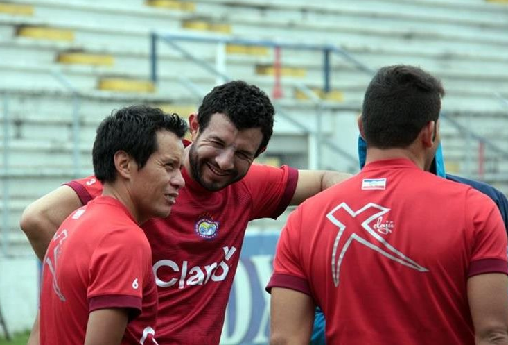 El defensa Hamilton López, centro, continuará con el equipo de Xelajú MC. (Foto Prensa Libre: Hemeroteca PL)