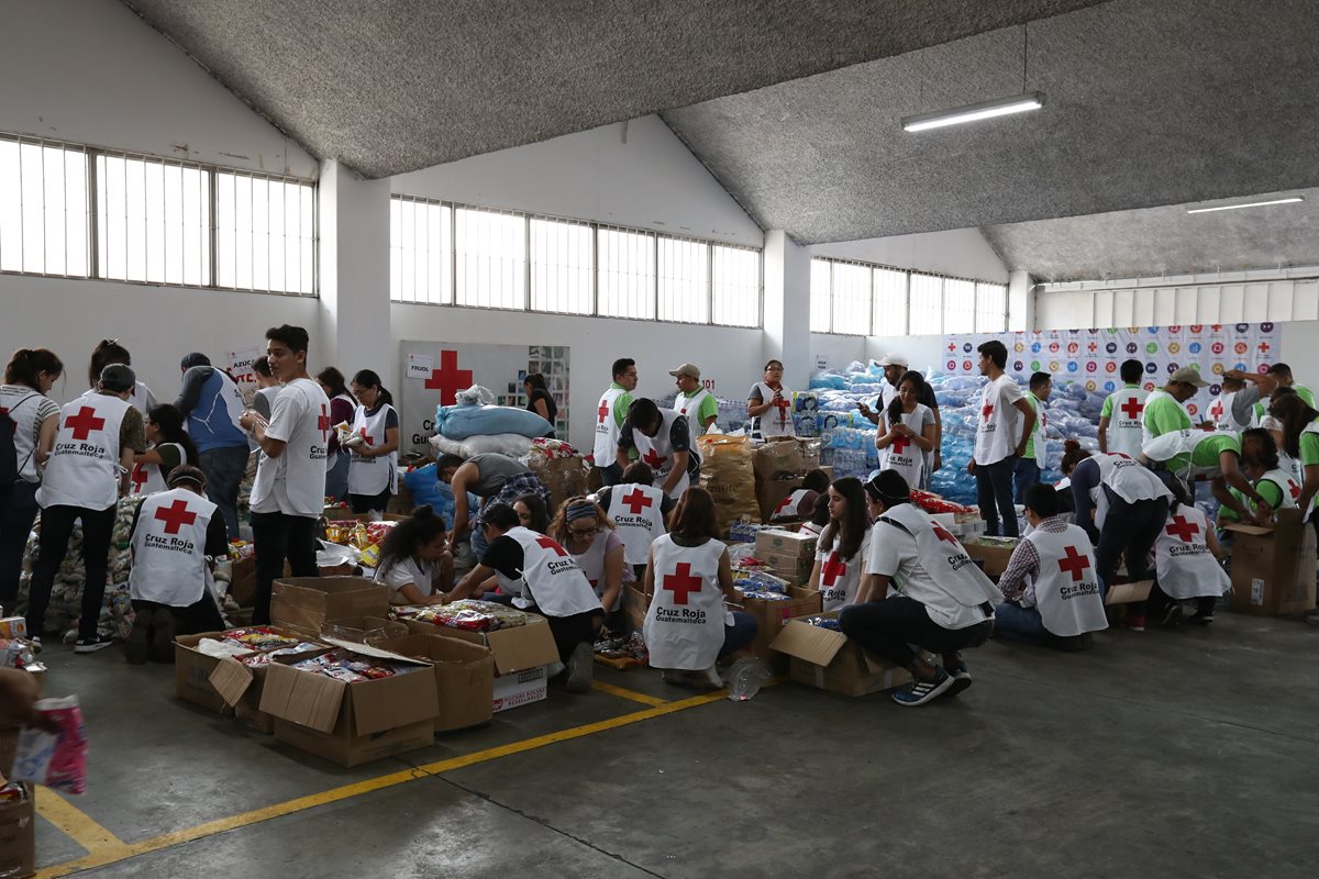 En medio de la tragedia, miles de personas se han movilizado para ayudar como voluntarios en los centros de acopio para los damnificados por la erupción del Volcán de Fuego. (Foto Prensa Libre: Anna Lucía Ibarra).