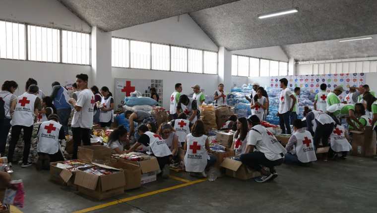 En medio de la tragedia, miles de personas se han movilizado para ayudar como voluntarios en los centros de acopio para los damnificados por la erupción del Volcán de Fuego. (Foto Prensa Libre: Anna Lucía Ibarra).