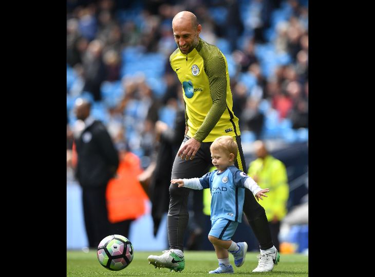 Pablo Zabaleta durante el calentamiento previo al partido entre el City y el Leicester. (Foto Prensa Libre: AFP)